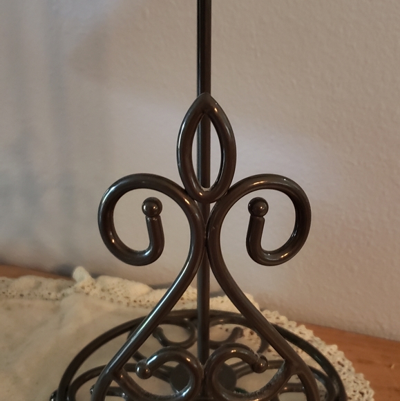 Paper towel holder